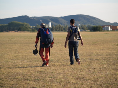 Dom et son accompagnateur (Marc) en route vers l’avion (Pujaut, 16 août 2005)