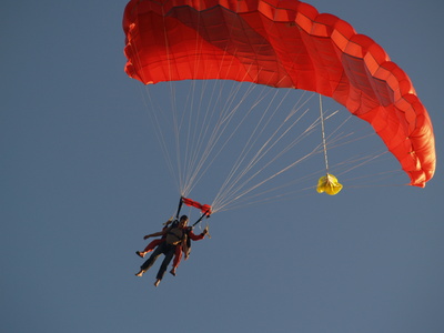 Dom et Marc en parachute (Pujaut, 16 août 2005)