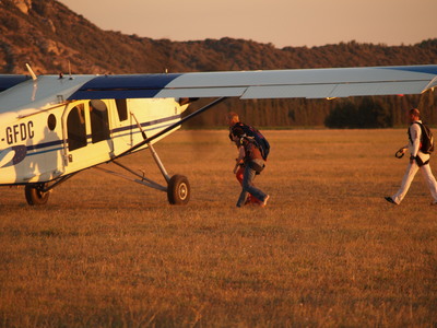 Matthieu et Marc en route vers l’avion (Pujaut, 16 août 2005)