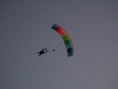 Matthieu et Marc en parachute (Pujaut, 16 août 2005)