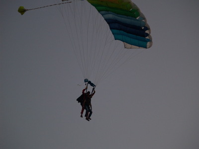 Matthieu et Marc en parachute (Pujaut, 16 août 2005)