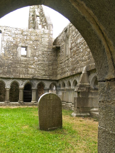 Tombe dans la Ross Abbey (Connemara, 4 août 2005)