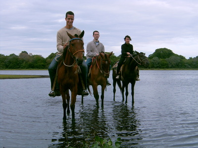  Dom, PP et Béné en promenade à cheval (31 octobre 2005)