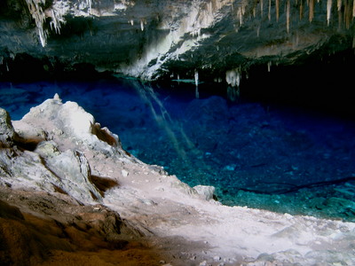  Le lac de la grotte, dans lequel les lettres LA se dessinent (comme Lago Azul ?) ( 3 novembre 2005)