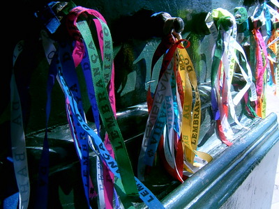  Bracelets porte-bonheurs accrochés à la porte de Nuestro Senhor do Bonfim ( 6 novembre 2005)