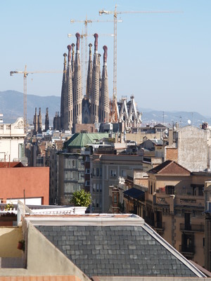  La Sagrada Familia vue depuis la terrasse de la Pedrera (Barcelone, 17 février 2006)