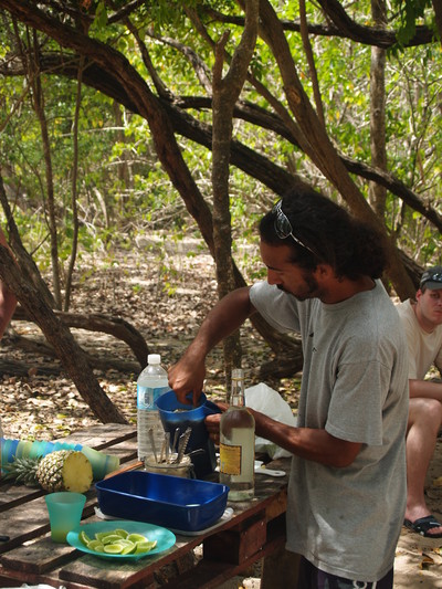  Guy notre guide s’active pour la préparation du planteur (Mangrove de Petit-Canal, 27 mars 2006)