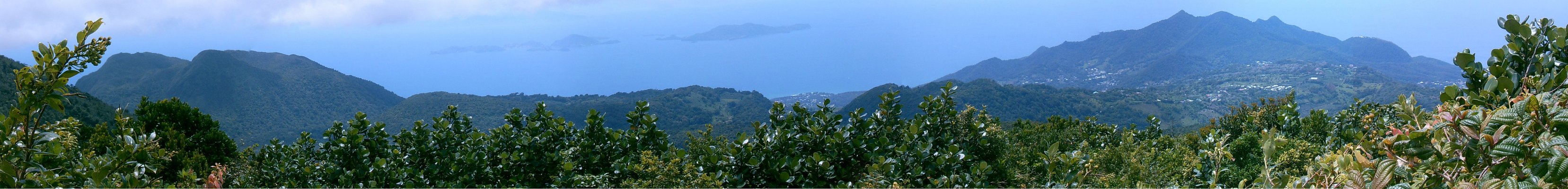  Panorama sur le sud de Basse-Terre et les Saintes depuis le sommet de la Soufrière (25 mars 2006)