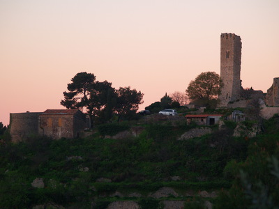  Le château d’Ollioules au lever du Soleil ( 4 avril 2006)