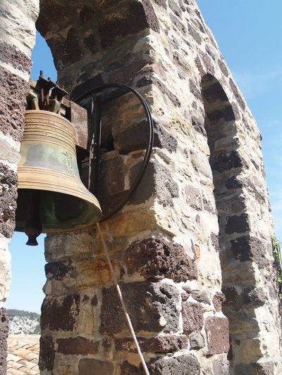  La cloche de l’église (Evenos, 23 avril 2006)