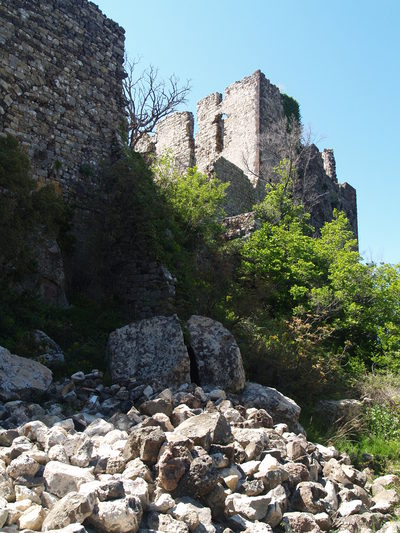  Ruines du château (Evenos, 23 avril 2006)