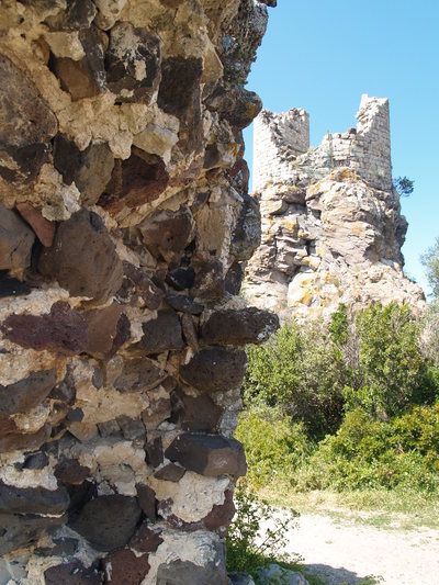 Une tour du château en ruines (Evenos, 23 avril 2006)