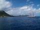  Bateau ancré dans la baie des Saintes, au pied du dos de chameau et du pain de sucre (30 mars 2006)