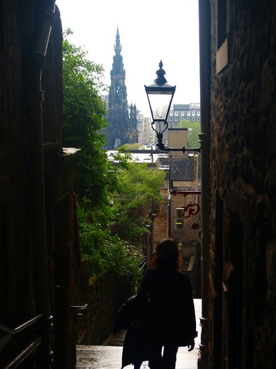  Une rue-escalier descendant de la ville haute (Edimbourg, 26 mai 2006)