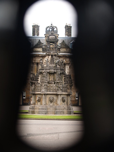  Un coup d’oeil volé sur Holyrood Palace, fermé pour cause de ducs (27 mai 2006)