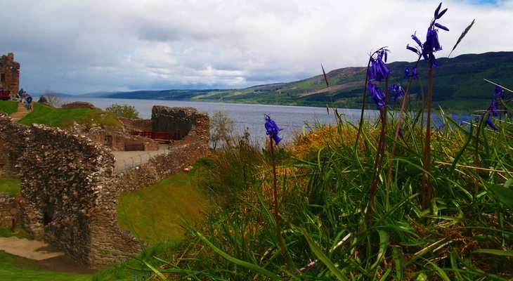  Uquhart Castle devant le Loch Ness (30 mai 2006)