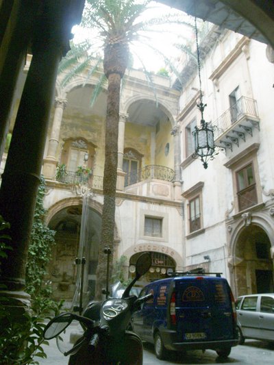  Une cour d’un ancien palais (14 octobre 2006)