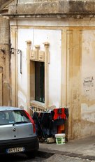  Linge suspendu dans la rue (Noto, 18 octobre 2006)