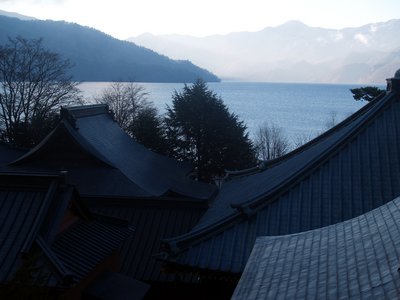  Les toîts du temple Chuzenji devant le lac (Nikko, 6 décembre 2006)