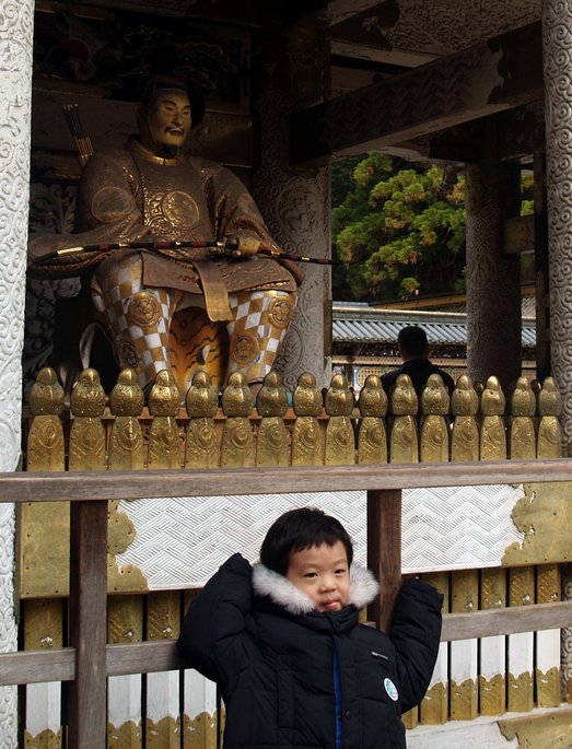  Pose devant la statue du Shogun (Nikko, 7 décembre 2006)