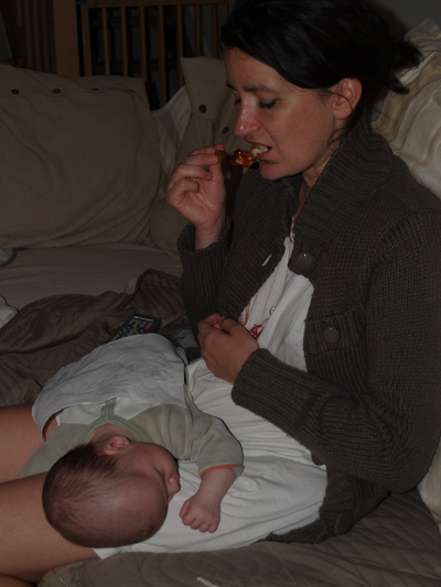  Mathias tient gentillement la serviette de sa mère (16 octobre 2007)