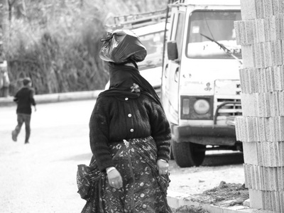  Une marocaine revenant du souk, à Asni (23 février 2008)