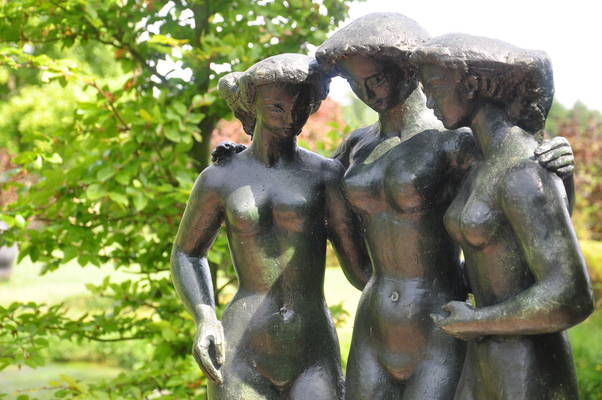  « Les trois grâces », Volti, jardins du château de Vascoeuil (18 août 2009)