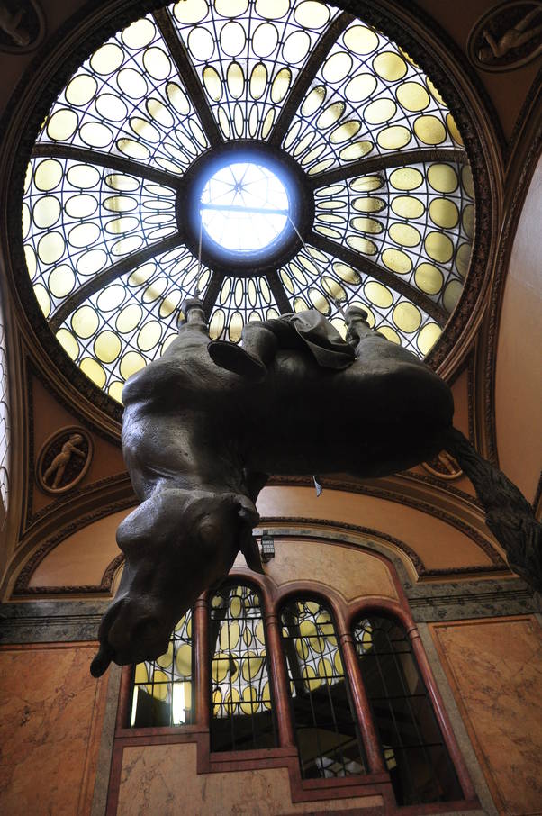  Statue de St. Wenceslas par David Cerny, au Lucerna Palace (15 mars 2010)