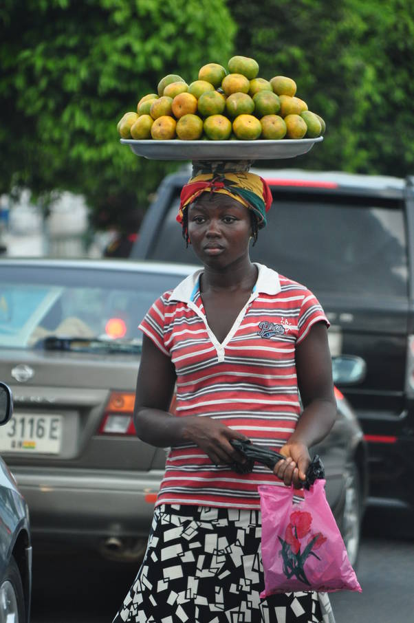  Vendeuse dans les rues d’Accra (30 juin 2010)