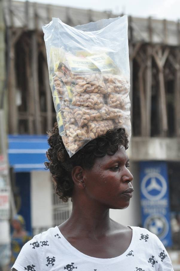  Vendeuse de rue au Ghana (29 juin 2010)