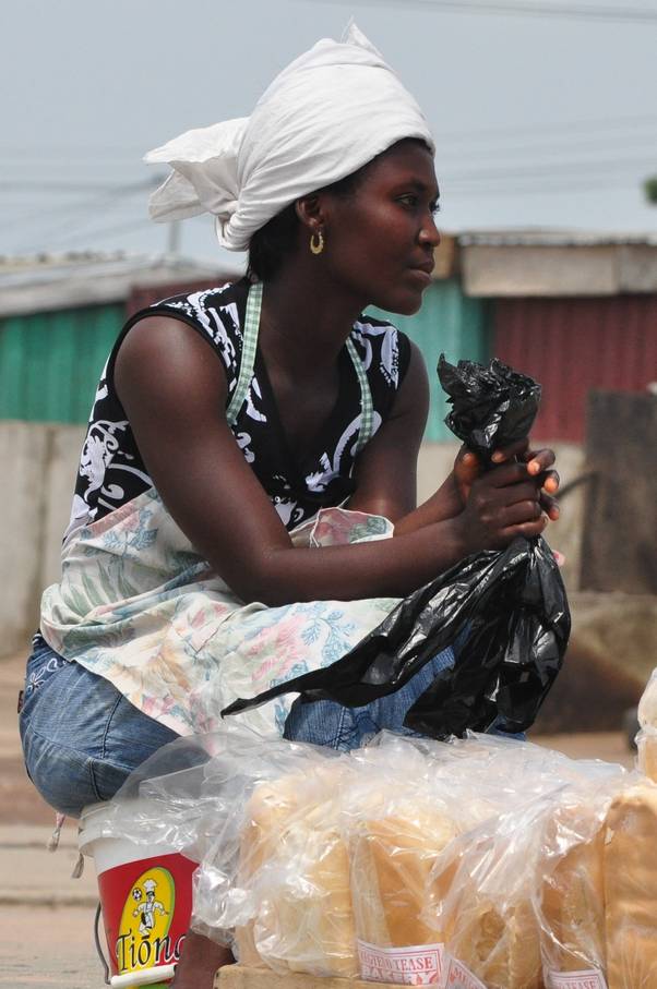  Vendeuse sur la route Accra-Cape Coast ( 2 juillet 2010)
