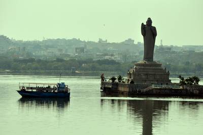  Statue de Bouddha sur le lac Hussain Sagar (29 mars 2011)