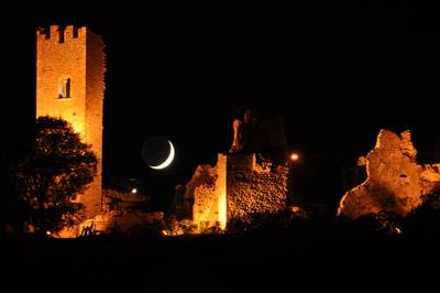  Coucher de lune sur le château d’Ollioules (16 octobre 2015)